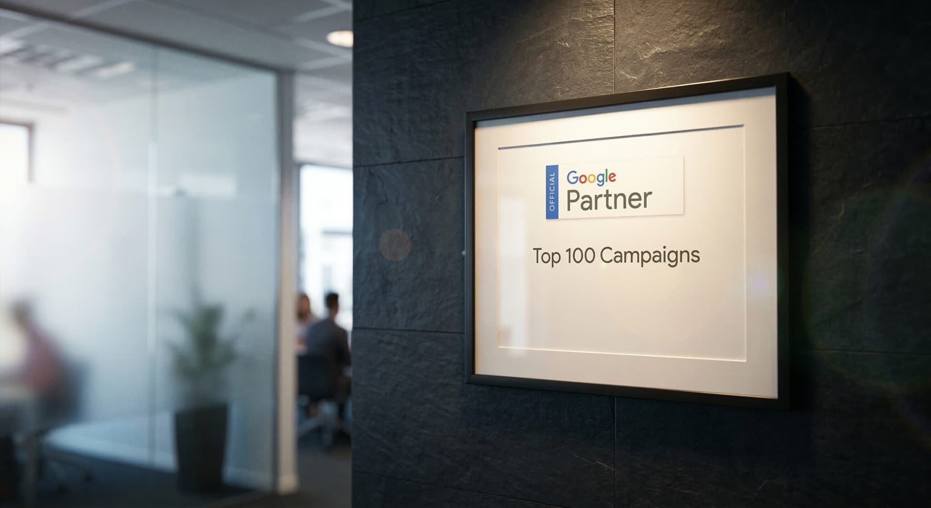 다크 텍스처 벽면에 걸린 Official Google Partner 인증서 액자, 모던한 기업 인테리어 조명이 Top 100 Campaigns 텍스트의 PBR 물리 기반 렌더링 디테일을 강조하는 모습.